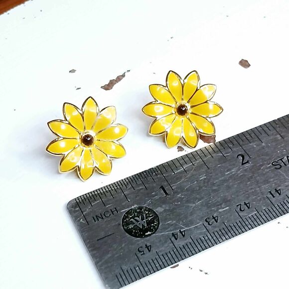 BOGO EARRINGS Enamel Daisy Stud Earrings, Used Floral Earrings, Vintage Earrings - Picture 4 of 4